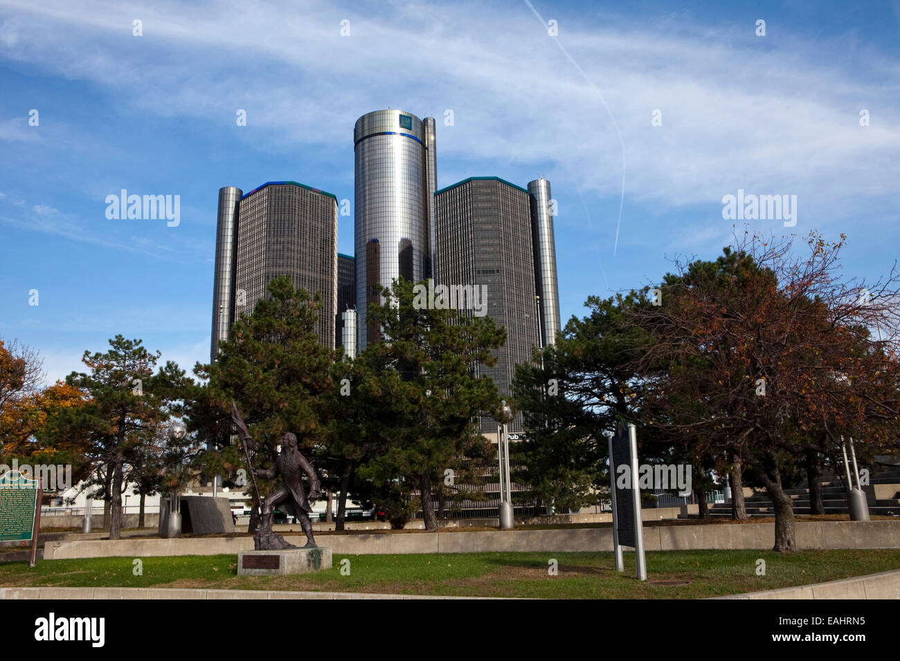 Ein Blick auf das Hauptquartier von General Motors in der Innenstadt von Detroit. Stockfoto