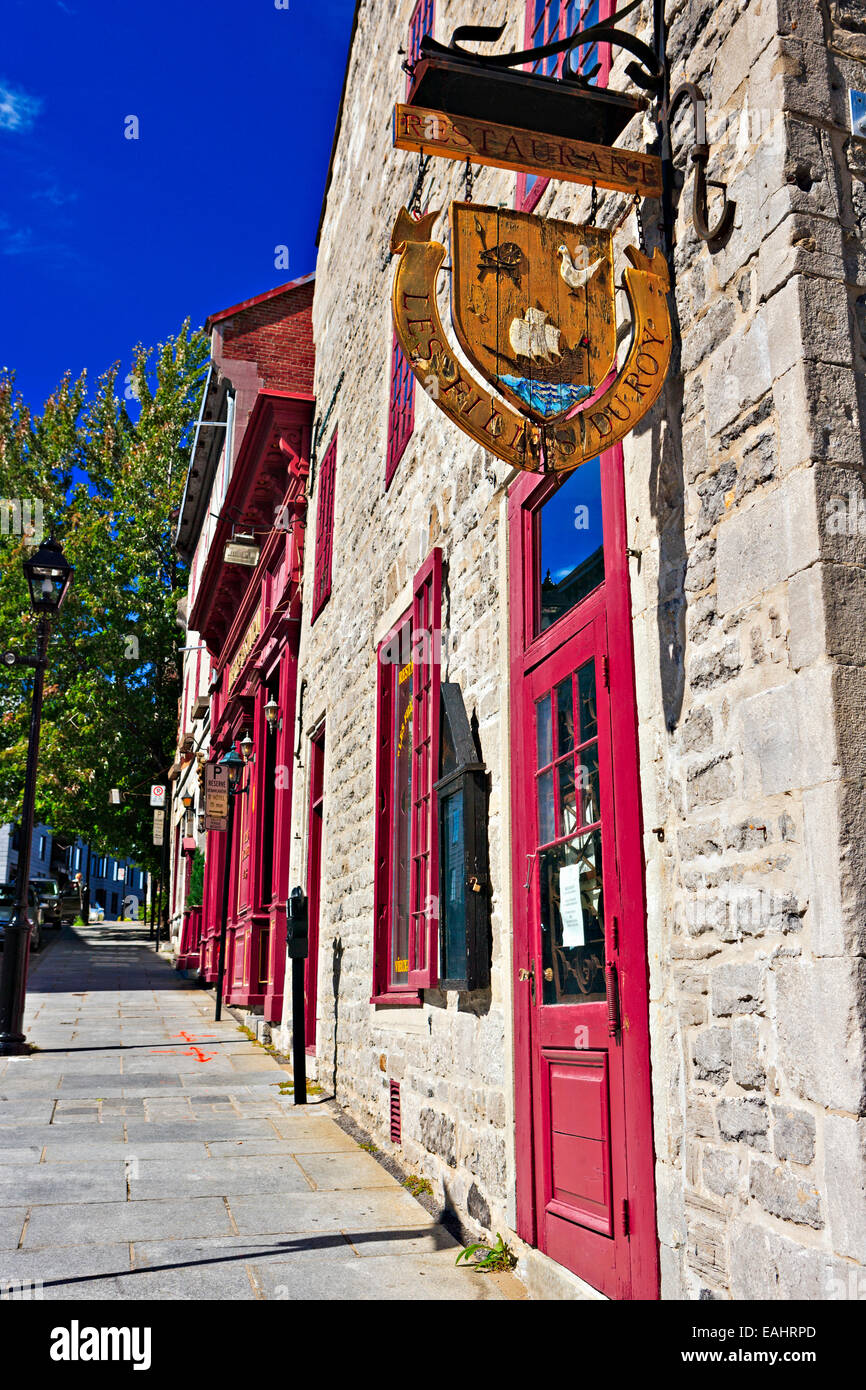 Restaurant in einem alten Steingebäude entlang Rue Saint Paul in Old Montreal, Montreal, Quebec, Kanada. Stockfoto