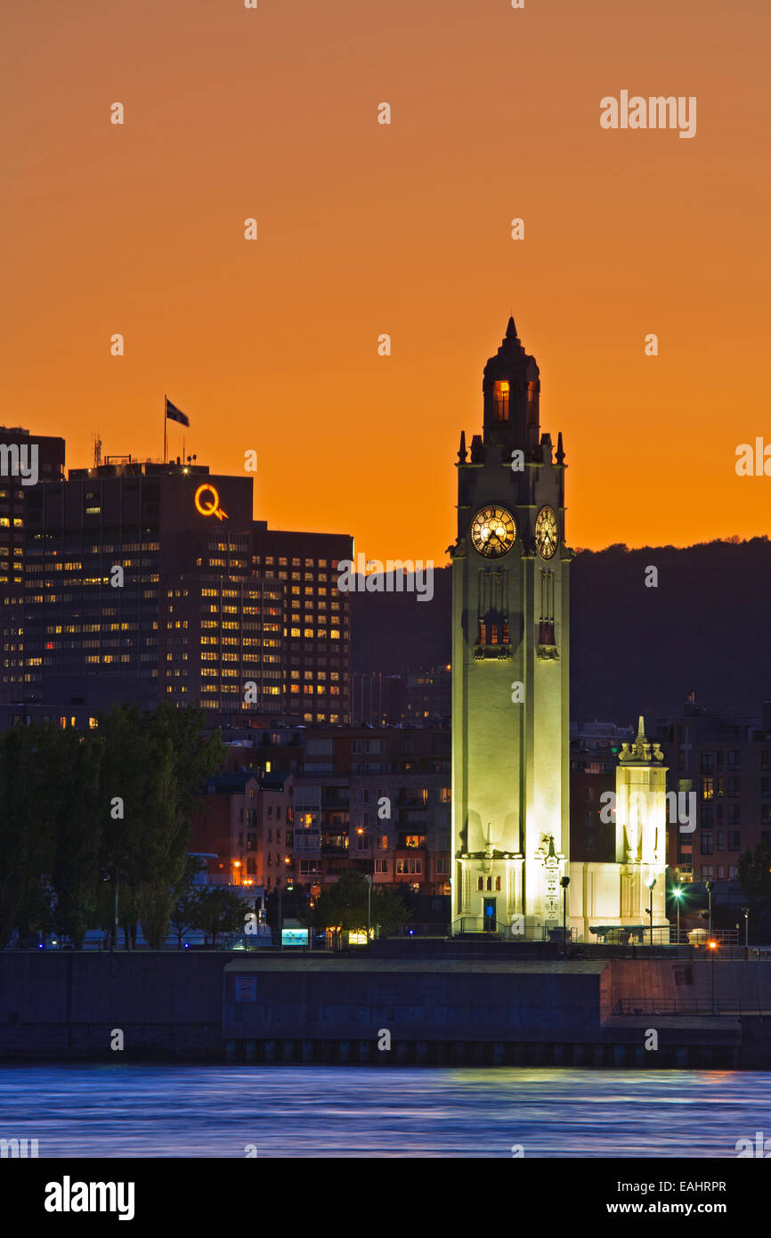 Uhrturm in Old Montreal Hafen bei Sonnenuntergang gesehen aus über den St. Lawrence Fluss am Navette vers le Vieux-Port Stockfoto