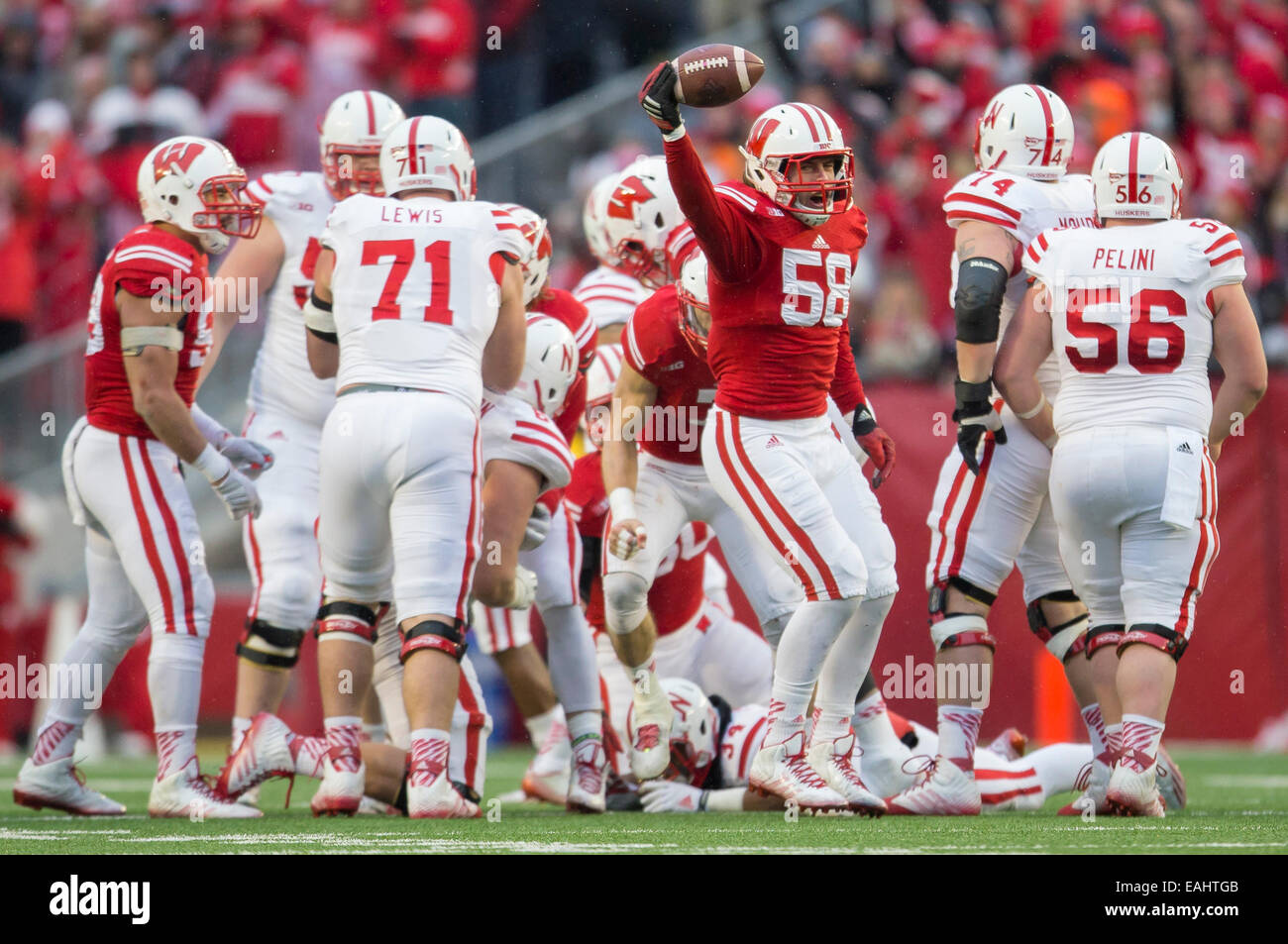 15. November 2014: Wisconsin Badgers Linebacker Joe Schobert #58 erholt sich ein Tasten während der NCAA Football-Spiel zwischen die Nebraska Cornhuskers und die Wisconsin Badgers im Camp Randall Stadium in Madison, Wisconsin. Wisconsin besiegte Nebraska 59-24. John Fisher/CSM Stockfoto