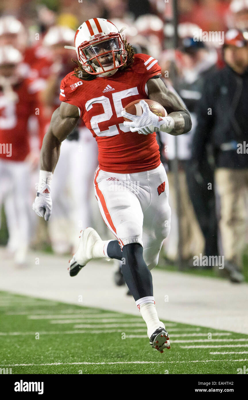 15. November 2014: Wisconsin Badgers Runningback Melvin Gordon #25 stürzt der Wisconsin Seitenlinie für 43 Yards bei den NCAA Football-Spiel zwischen die Nebraska Cornhuskers und die Wisconsin Badgers im Camp Randall Stadium in Madison, Wisconsin. Wisconsin besiegte Nebraska 59-24. John Fisher/CSM Stockfoto