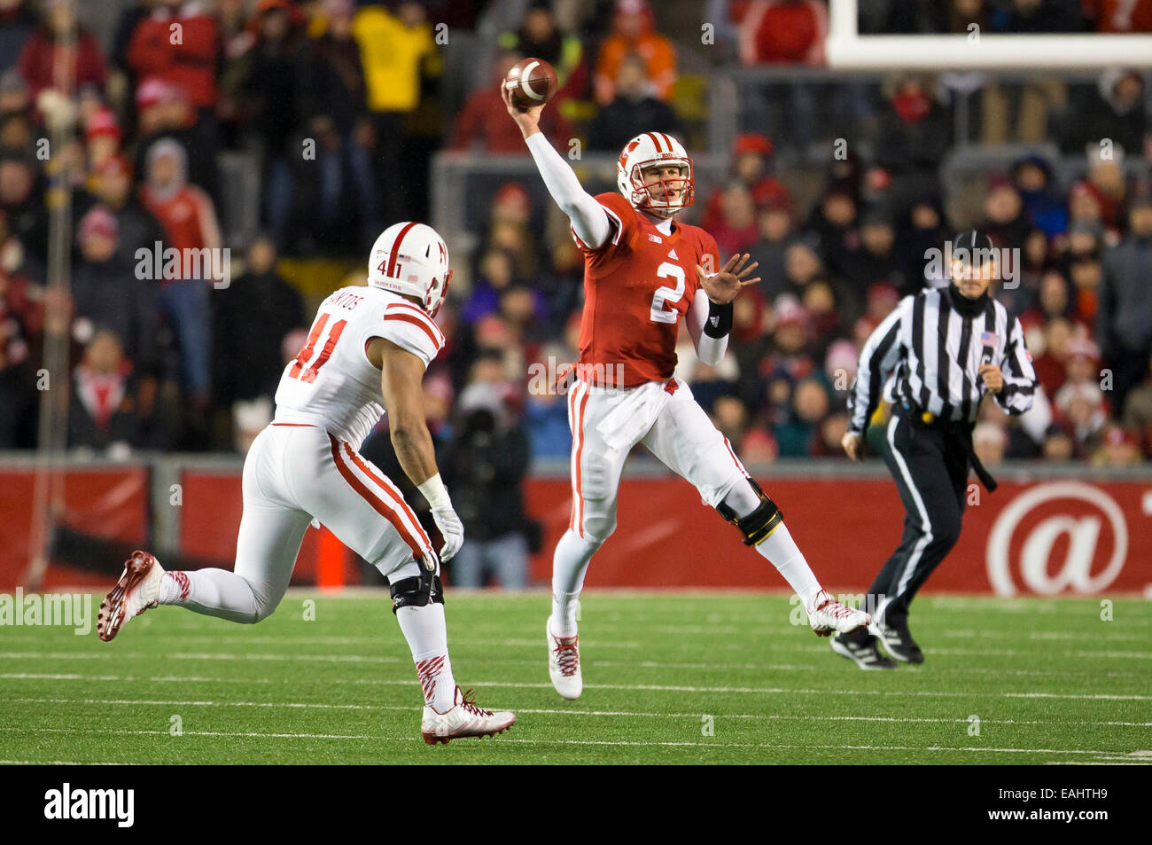 15. November 2014: Wisconsin Badgers Quarterback Joel Daube #2 rollt an seiner linken Seite werfen auf der Flucht während der NCAA Football-Spiel zwischen die Nebraska Cornhuskers und die Wisconsin Badgers im Camp Randall Stadium in Madison, Wisconsin. Wisconsin besiegte Nebraska 59-24. John Fisher/CSM Stockfoto