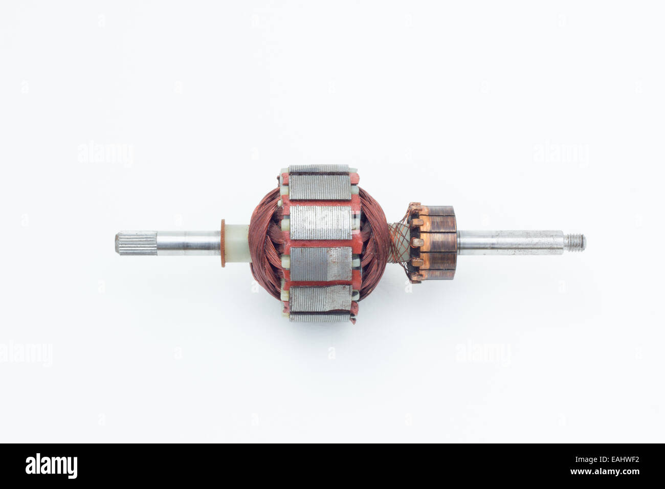 innerhalb des Elektromotors auf dem weißen Hintergrund isoliert Stockfoto