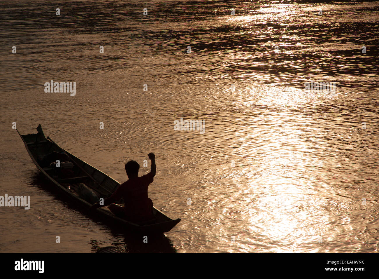 Eine lokale Fischerei am Mekong in der Nähe von Luang Prabang, Laos bei Sonnenuntergang Stockfoto