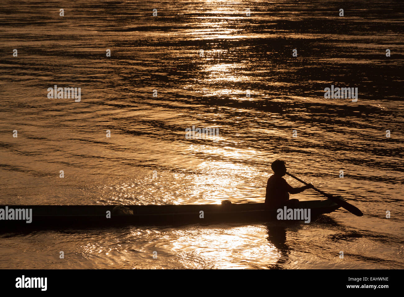 Lokale Fischer Rudern auf dem Mekong Stockfoto