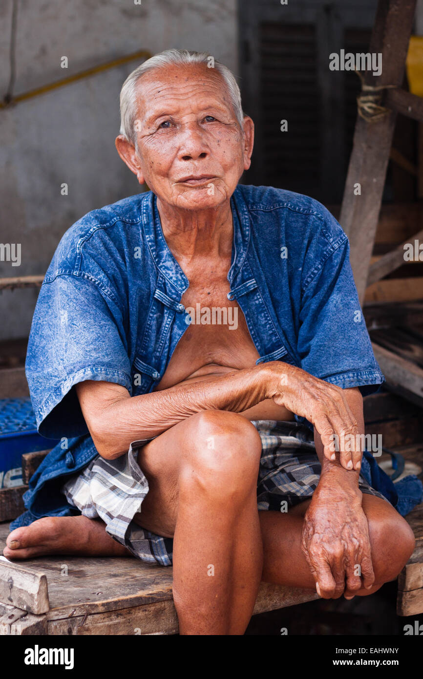 Ein älterer Mann in der Nähe des Marktes in der laotischen Stadt Luang Prabang Stockfoto