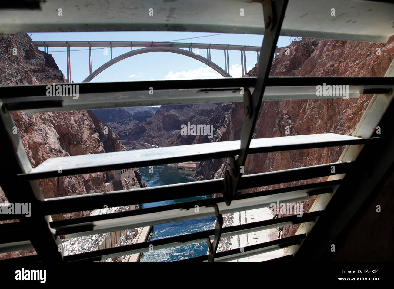 Blick auf Pat Tillman Brücke von innen Hoover-Staudamm an das Guckloch im Angesicht der Damm. Stockfoto