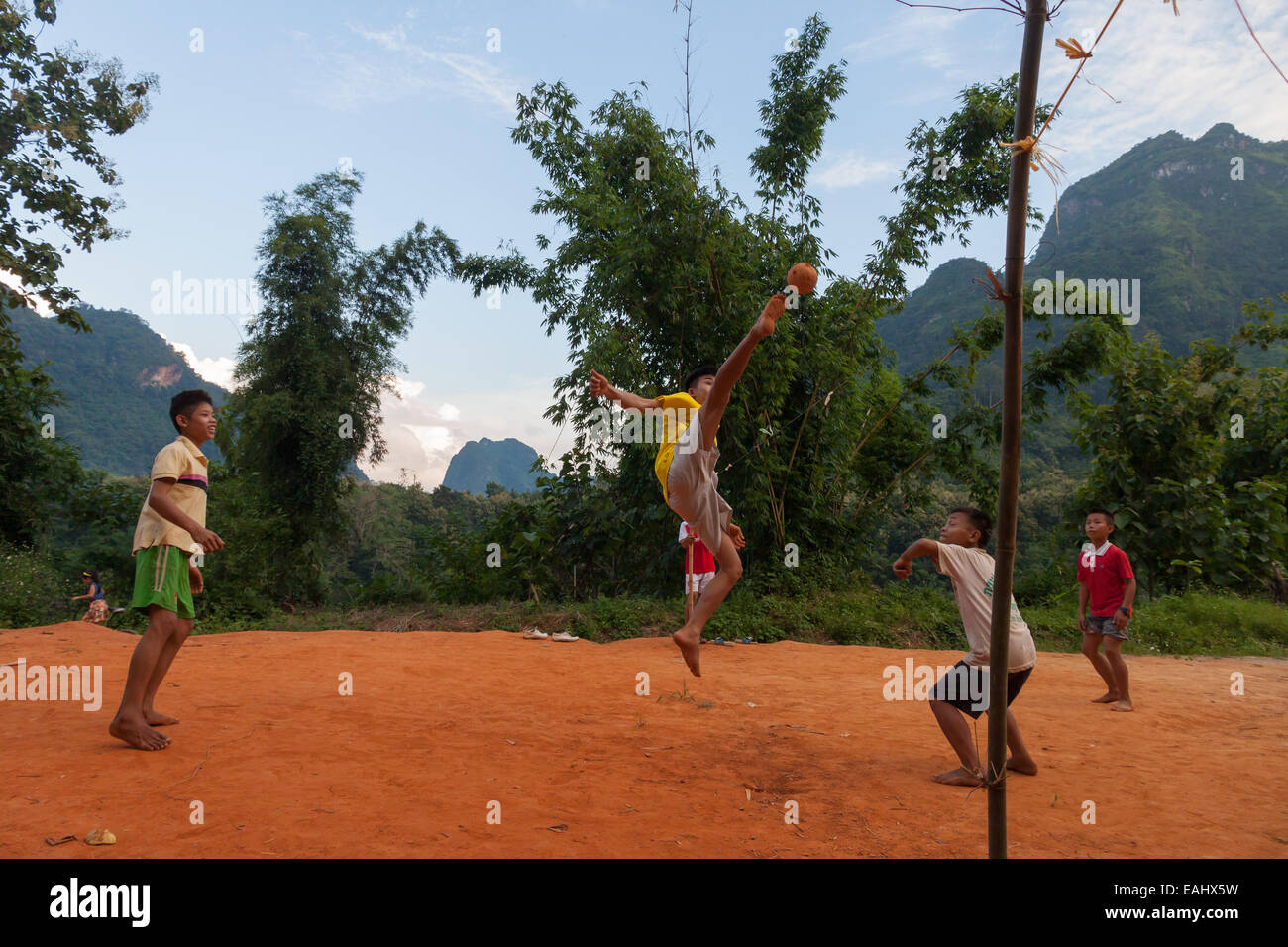 Akrobatik in Nord-laos Stockfoto