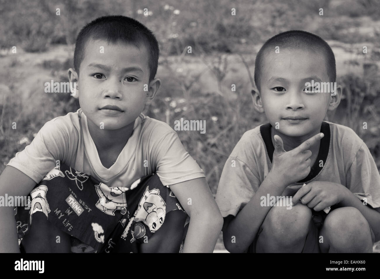 Zwei Lao Kinder posieren Stockfoto