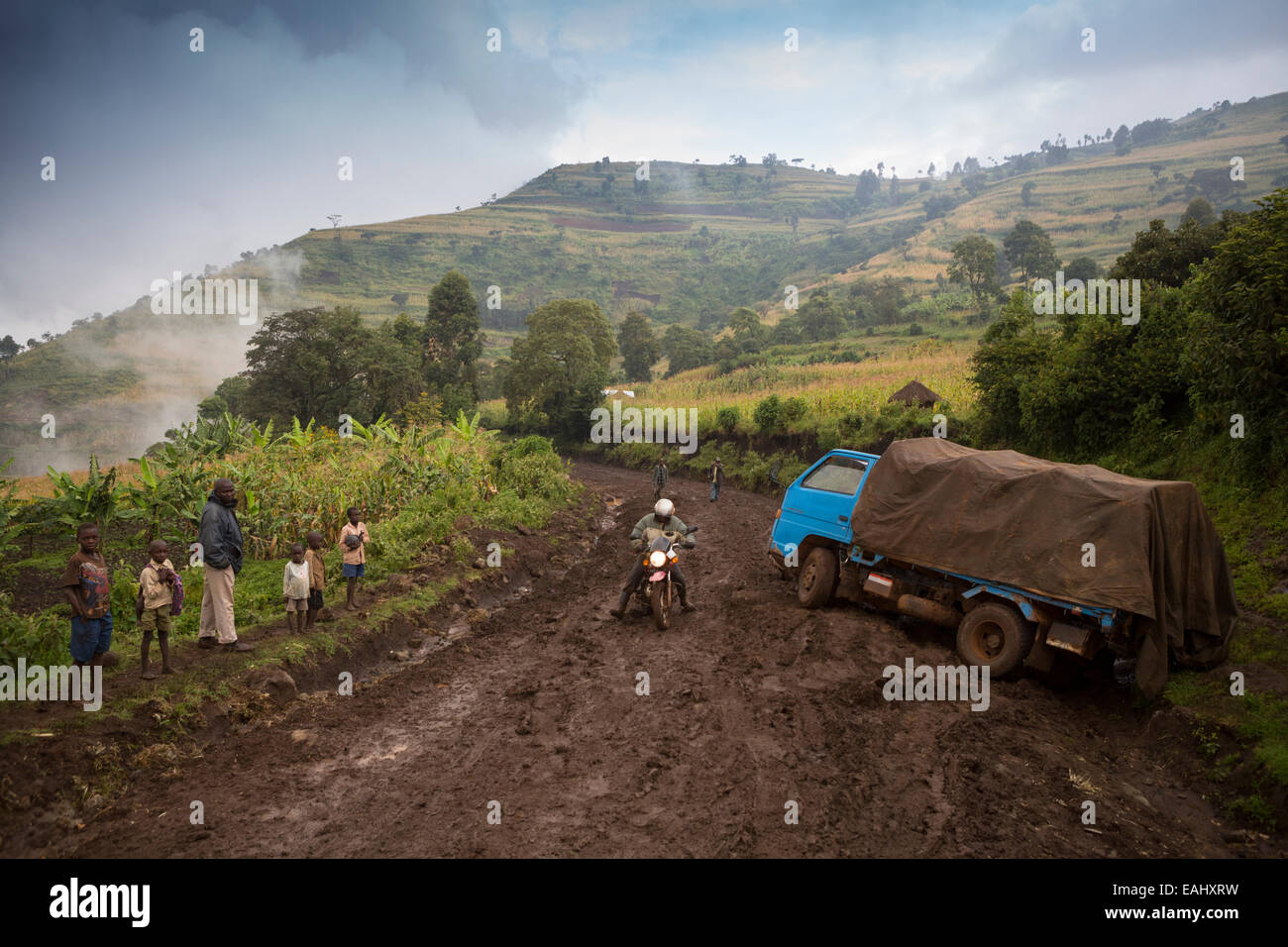 Die Straßen von Bukwo Bezirk Uganda, gelegen in den Ausläufern des Mount Elgon, werden in Zeiten von starkem Regen unpassierbar. Stockfoto