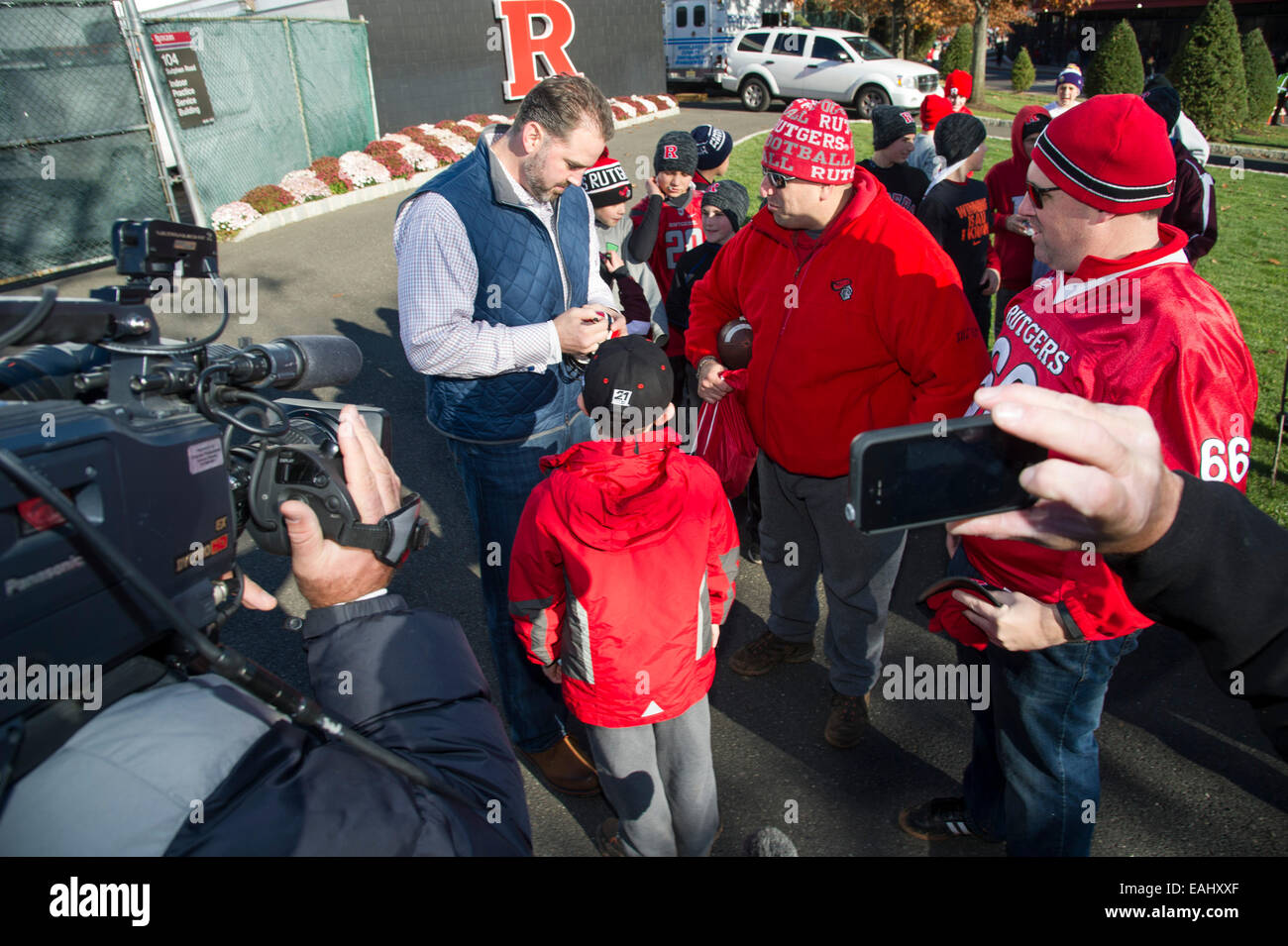 Piscataway, New Jersey, USA. 15. November 2014.  Ehemaliger Spieler der New York Giants Shaun O'Hara gibt Autogramme für die Fans während des Spiels zwischen der Indiana Hoosiers und Rutgers Scarlet Knights im Höhepunkt-Lösungen-Stadion in Piscataway, New Jersey. Die Rutgers Scarlet Knights besiegen die Indiana Hoosiers 45 23. Bildnachweis: Cal Sport Media/Alamy Live-Nachrichten Stockfoto