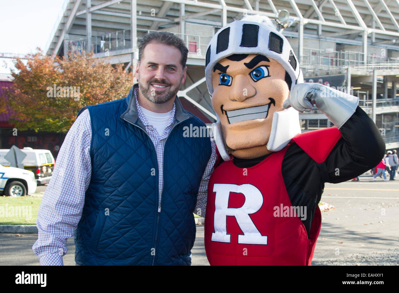 Piscataway, New Jersey, USA. 15. November 2014.  Ehemaliger Spieler der New York Giants Shaun O'Hara posiert mit Rutgers Scarlet Knights Maskottchen Oberst Rutgers während des Spiels zwischen der Indiana Hoosiers und Rutgers Scarlet Knights im Höhepunkt-Lösungen-Stadion in Piscataway, New Jersey. Die Rutgers Scarlet Knights besiegen die Indiana Hoosiers 45 23. Bildnachweis: Cal Sport Media/Alamy Live-Nachrichten Stockfoto