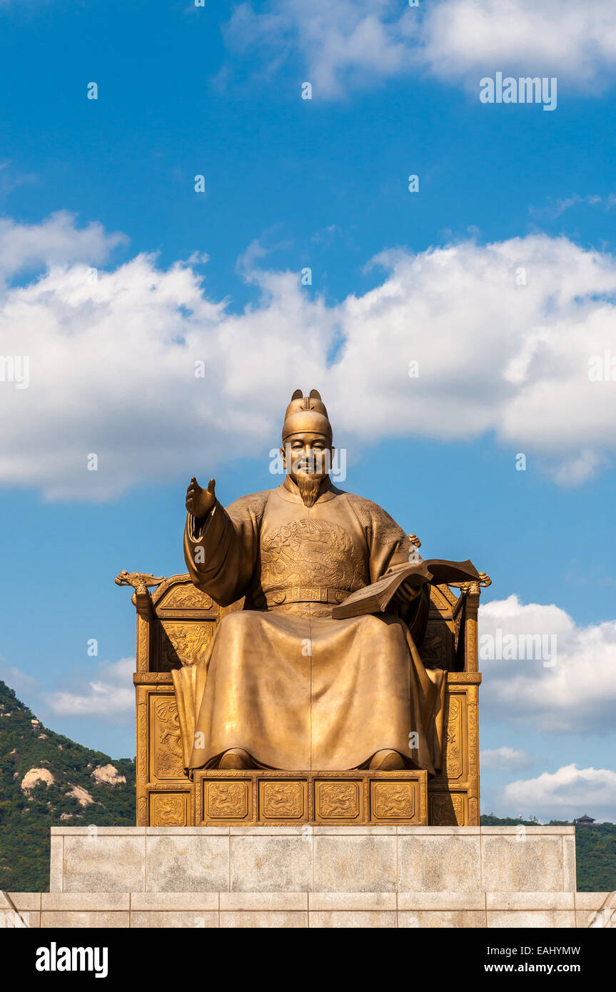 Die riesigen goldenen Statue von König Sejong dem großen Gwanghwamun Platz, Seoul, Südkorea. Stockfoto