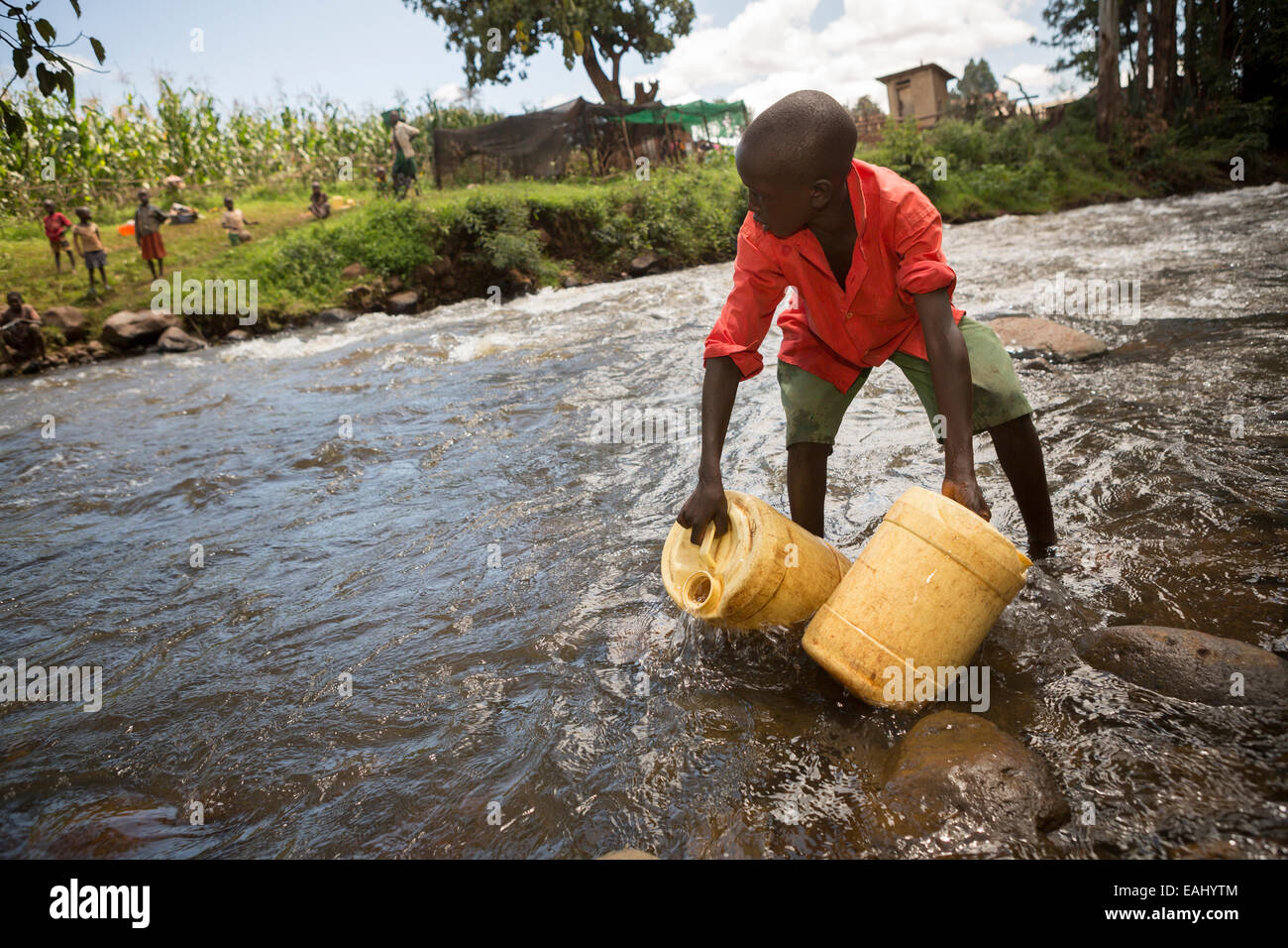 Viele Menschen in Bukwo, Uganda beziehen ihr Trinkwasser aus ungeschützten oder kontaminierten Quellen, wie der Fluss Bukwo. Stockfoto