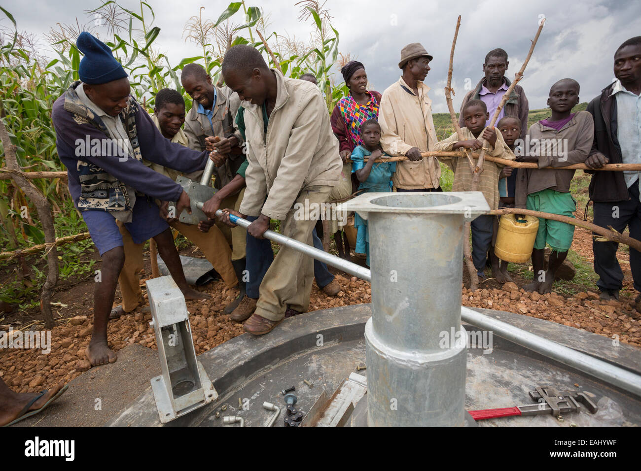 Community-Mitglieder in Sukuroi Dorf, Bukwo District, Uganda arbeiten, um eine flache Mulde in ihrer Gemeinde zu bauen. Stockfoto