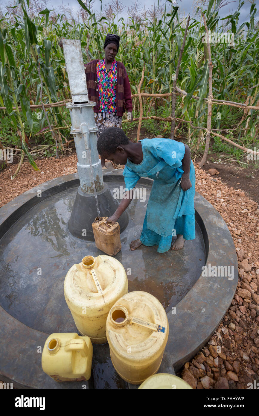 Dorfbewohner ziehen Wasser aus einem Brunnen in Bukwo District, Uganda, Ostafrika. Stockfoto