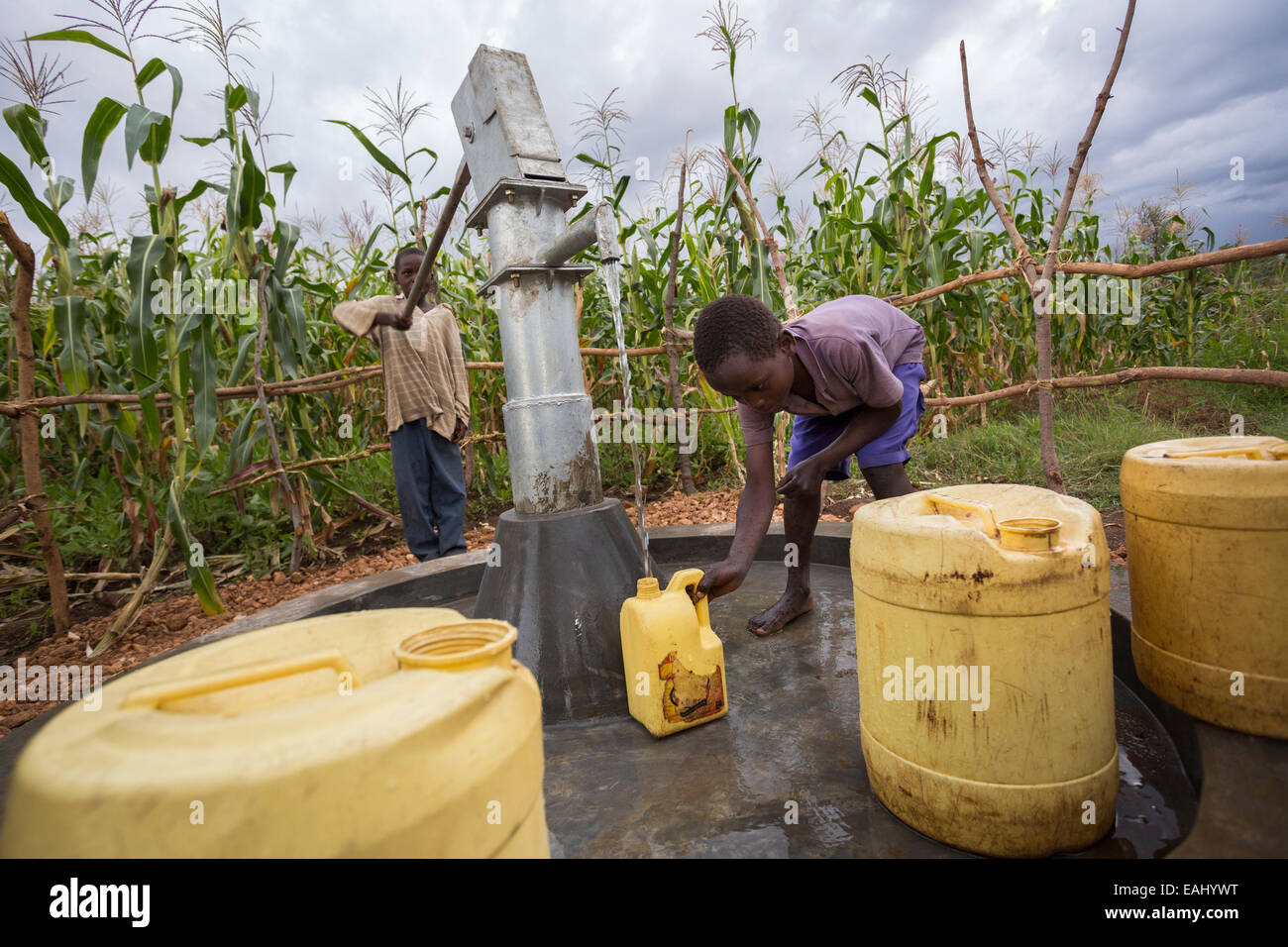 Dorfbewohner ziehen Wasser aus einem Brunnen in Bukwo District, Uganda, Ostafrika. Stockfoto