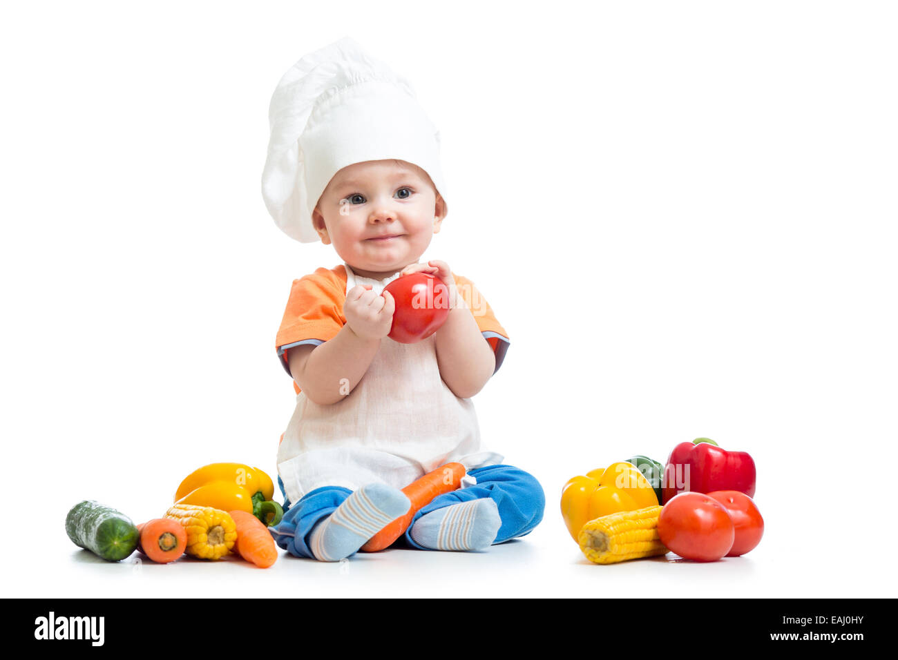 Baby mit Koch Hut mit Gemüse Stockfoto