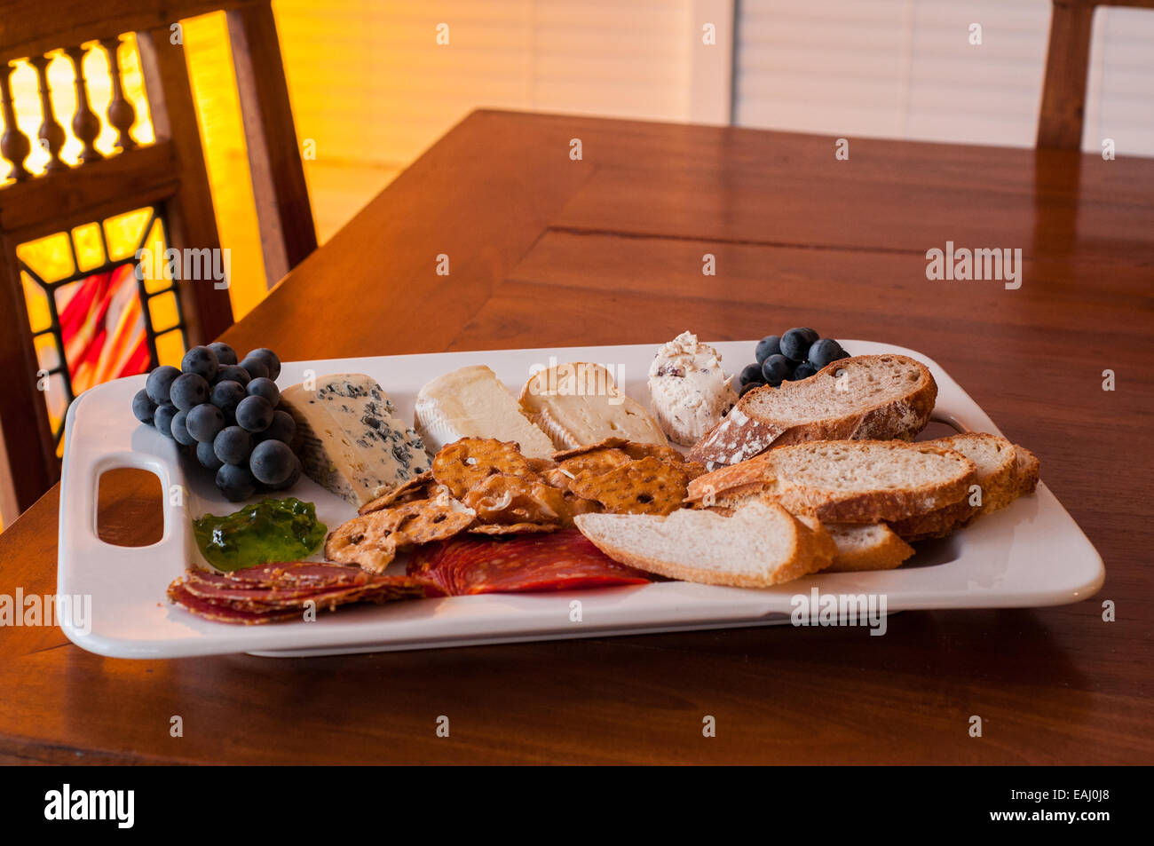 Frischer Käse und Obst-Teller Stockfoto