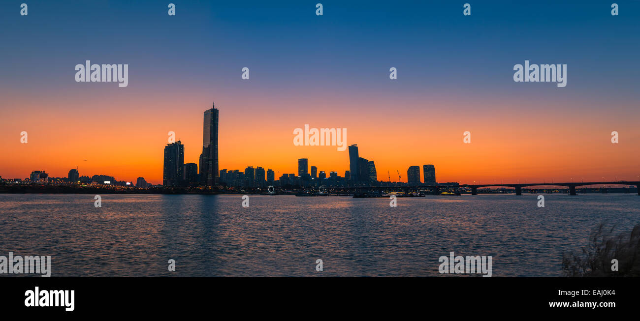 Die Sonne geht hinter den Wolkenkratzern von Seoul, Südkorea. Stockfoto