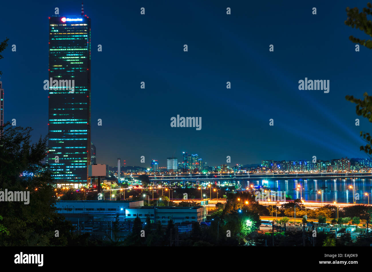Die Lichter von Seoul kommen wie Nacht leuchtet. Stockfoto