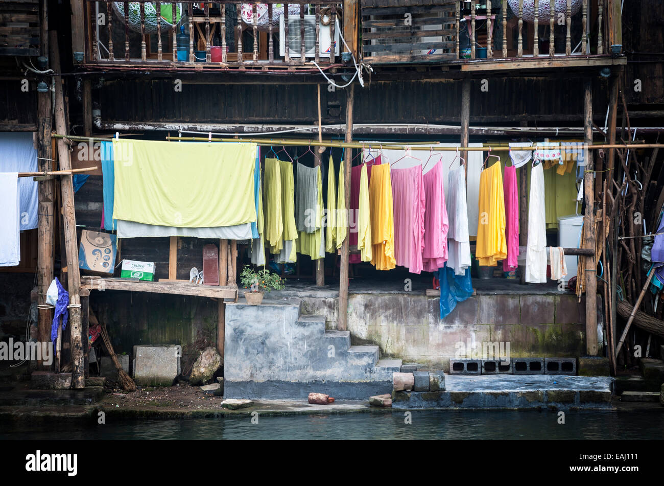 Bunte Wäsche hängt von einem traditionellen hölzernen Gebäude, Fenghuang, China Stockfoto