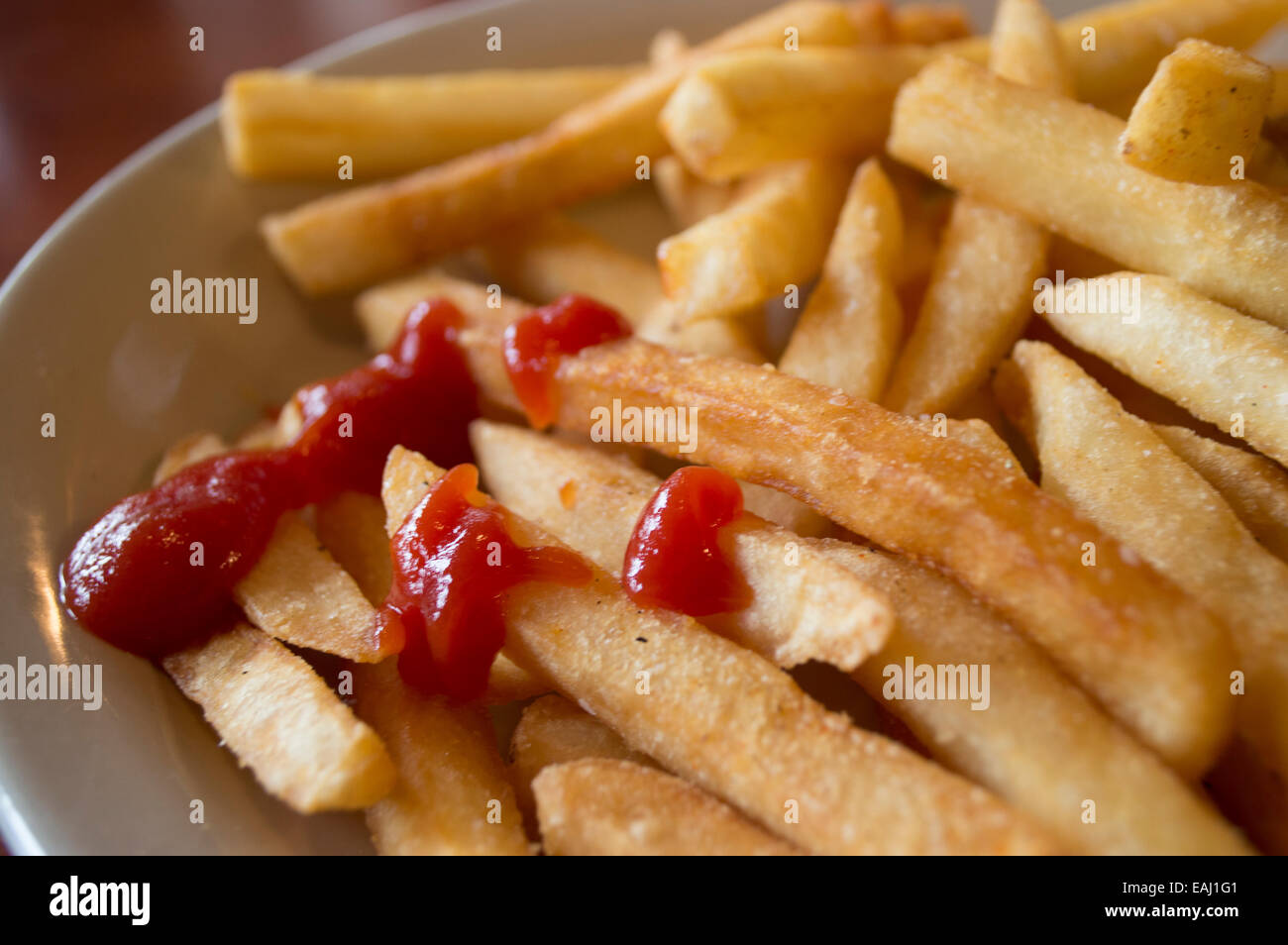 Pommes Frites mit Ketchup. Stockfoto