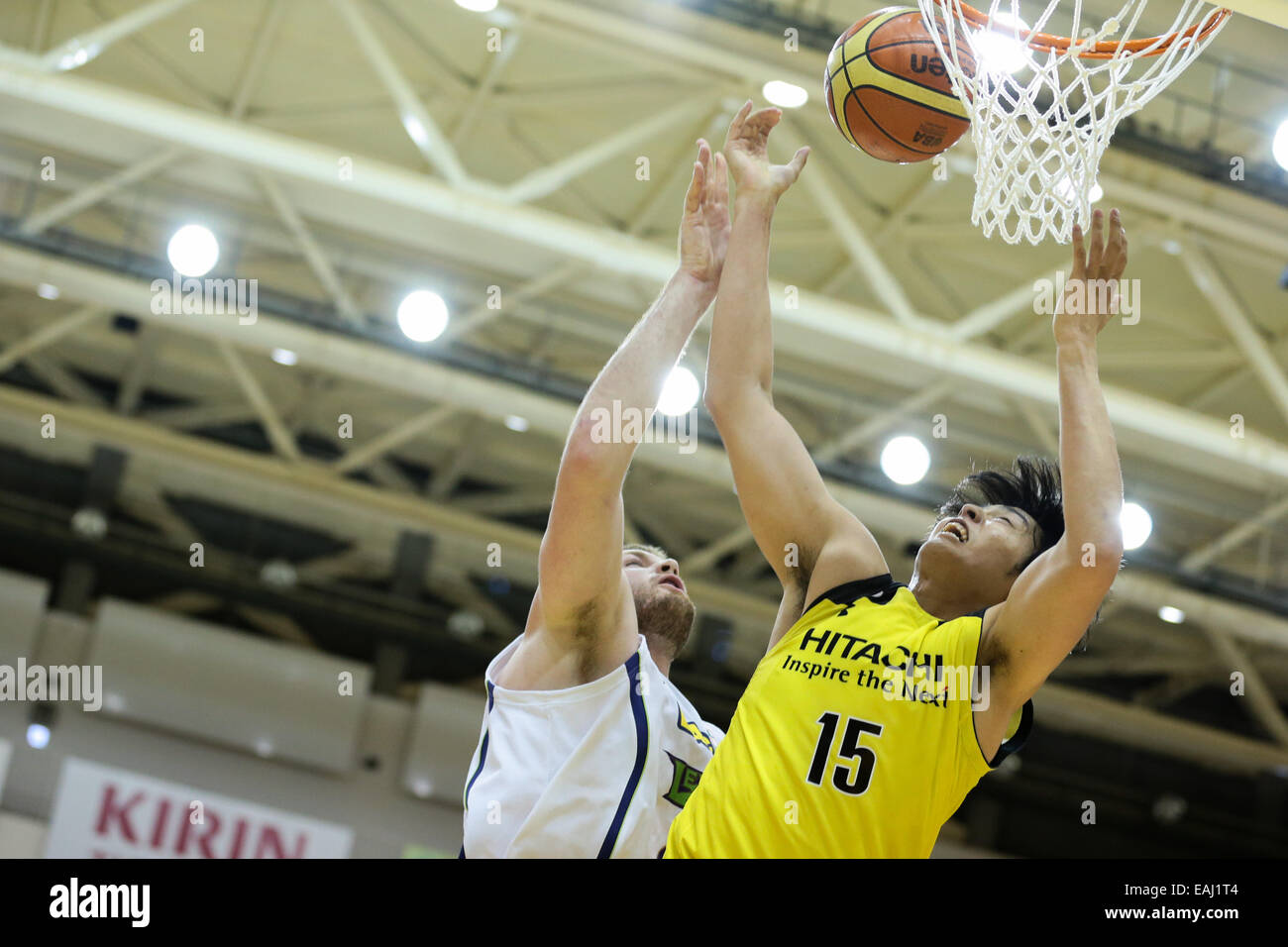 Esforta Arena Hachioji, Tokio, Japan. 15. November 2014. (L, R) Chad Posthumus (Levanga), Joji Takeuchi (Sunrockers), 15. November 2014 - Basketball: Basketball-Bundesliga "NBL" 2014-2015 zwischen Hitachi Sunrockers Tokio 73 57 Levanga Hokkaido am Esforta Arena Hachioji, Tokio, Japan übereinstimmen. © AFLO SPORT/Alamy Live-Nachrichten Stockfoto