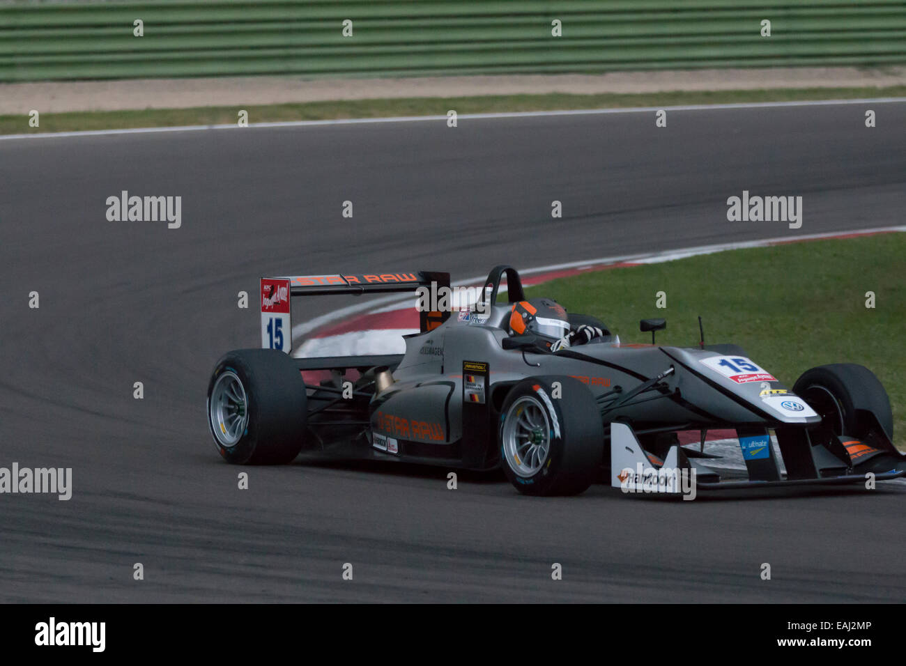 Imola, Italien - 11. Oktober 2014: Dallara F312 - VolkswagenR von Van Amersfoort Racing Team, angetrieben von Szymkowiak Jules (Nld) in Aktion während der Fia Formel 3 European Championship - Rennen in Imola auf Enzo & Dino Ferrari Rennstrecke am 11. Oktober 2014 in Imola, Italien. (Foto von Mauro Dalla Pozza) Stockfoto