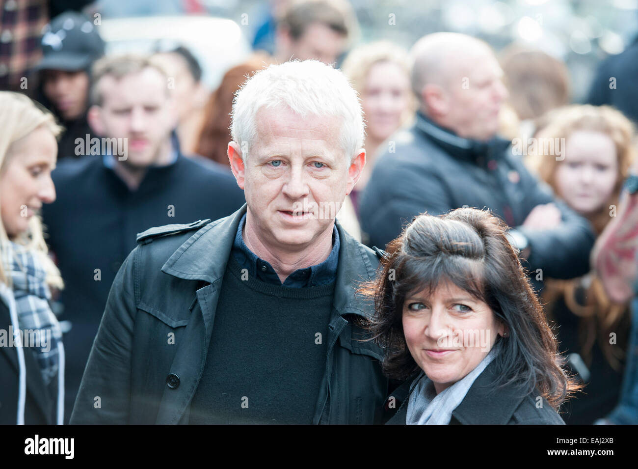 Basing Street, London, UK. 15. November 2014. Künstler kommen in den Sarm Studios in Notting Hill, West London, zum Datensatz Band Aid. Im Bild: Richard Curtis und Emma Freud. Bildnachweis: Lee Thomas/Alamy Live-Nachrichten Stockfoto