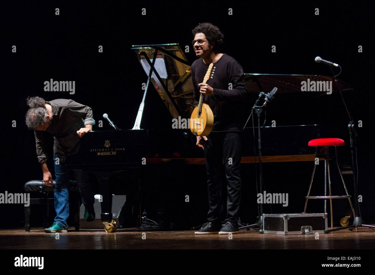 Italienischer Pianist Stefano Bollani und brasilianischen Mandolinenspieler Hamilton de Holanda, live im Coliseum Theatre gespielt. © Elena Aquila/Pacific Press/Alamy Live-Nachrichten Stockfoto