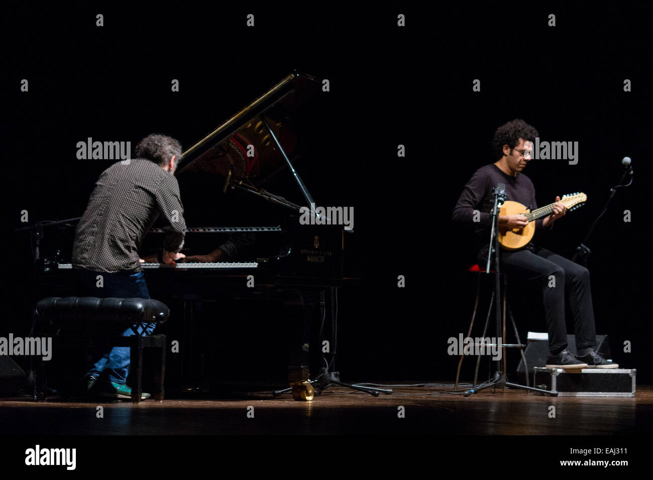 Italienischer Pianist Stefano Bollani und brasilianischen Mandolinenspieler Hamilton de Holanda, live im Coliseum Theatre gespielt. © Elena Aquila/Pacific Press/Alamy Live-Nachrichten Stockfoto