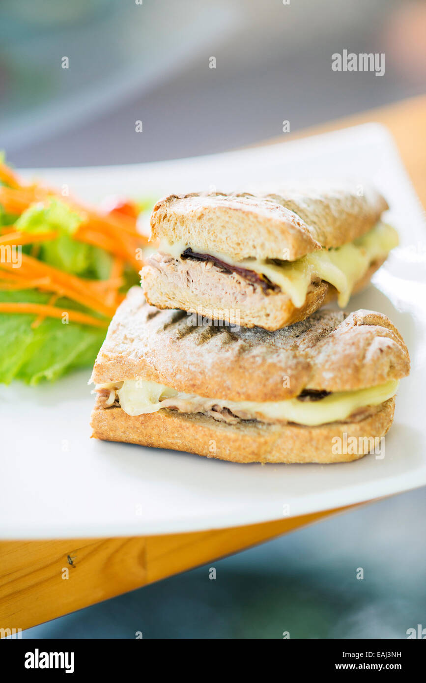 Vegetarier Thunfisch und Käse geröstetem Baguette-Sandwich mit Salat Stockfoto