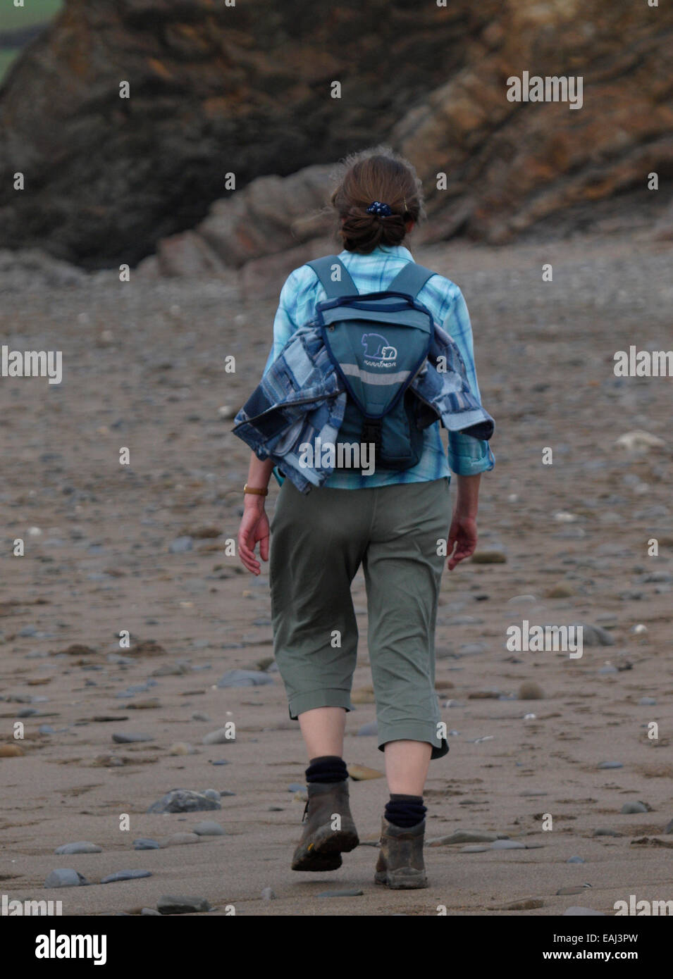 Mittlere gealterte Frau Wandern entlang dem Strand, Cornwall, UK Stockfoto