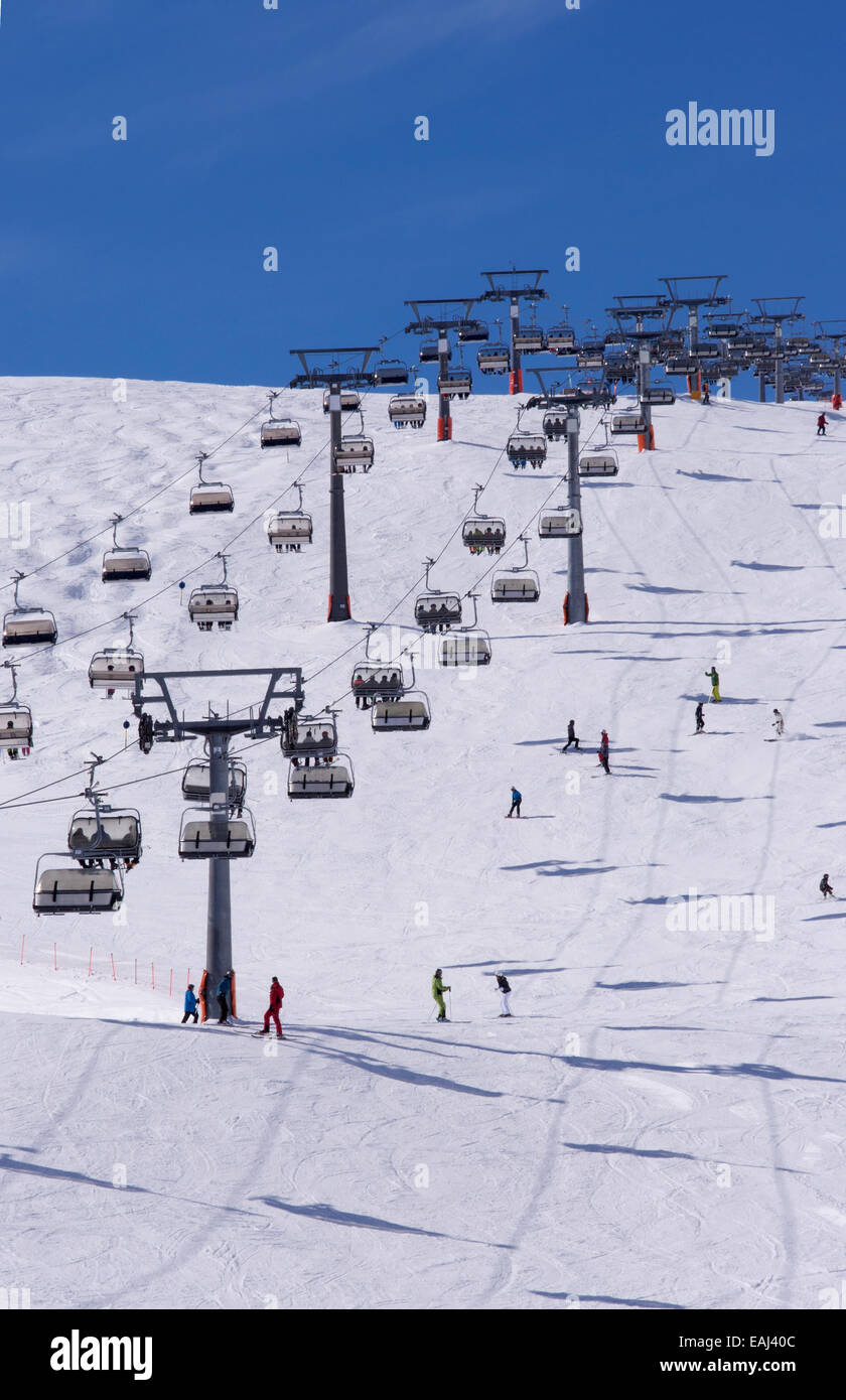 Skifahrer und Doppel-Sessellift im alpinen Skigebiet Sölden im Ötztal Alpen, Tirol, Österreich Stockfoto