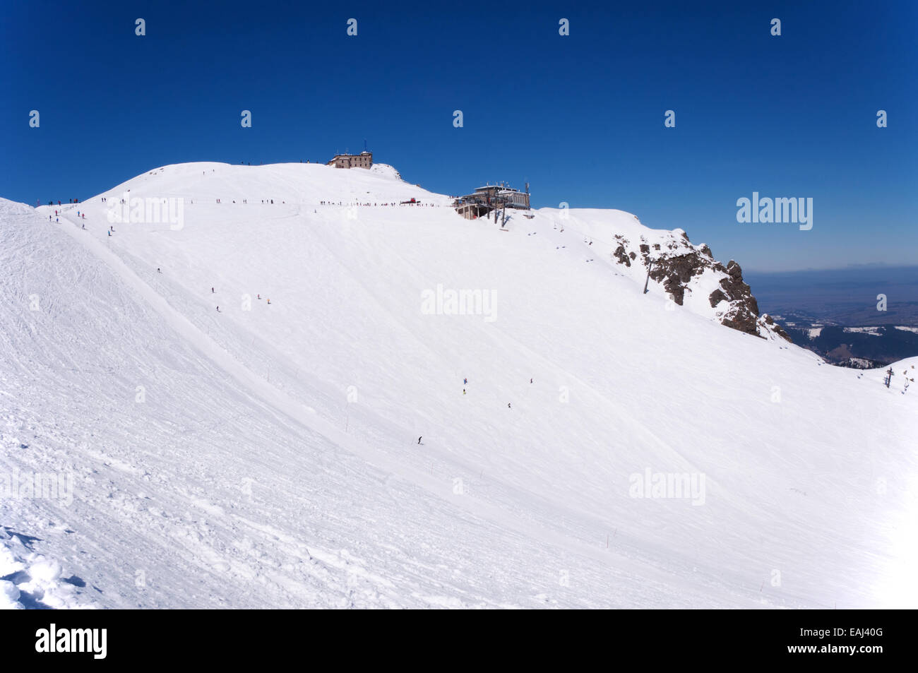 Skigebiet, laufen und Pisten, Sessellift, Seilbahnstation und das astronomische, meteorologische Observatorium in der Tatra Stockfoto