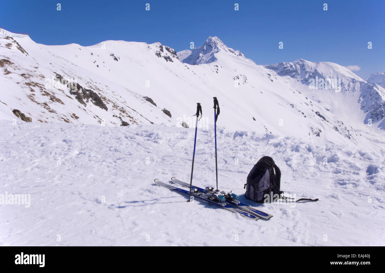 Ein paar Ski, Skistöcke, einen Rucksack und Giewont im Tatra-Gebirge in Polen. Stockfoto