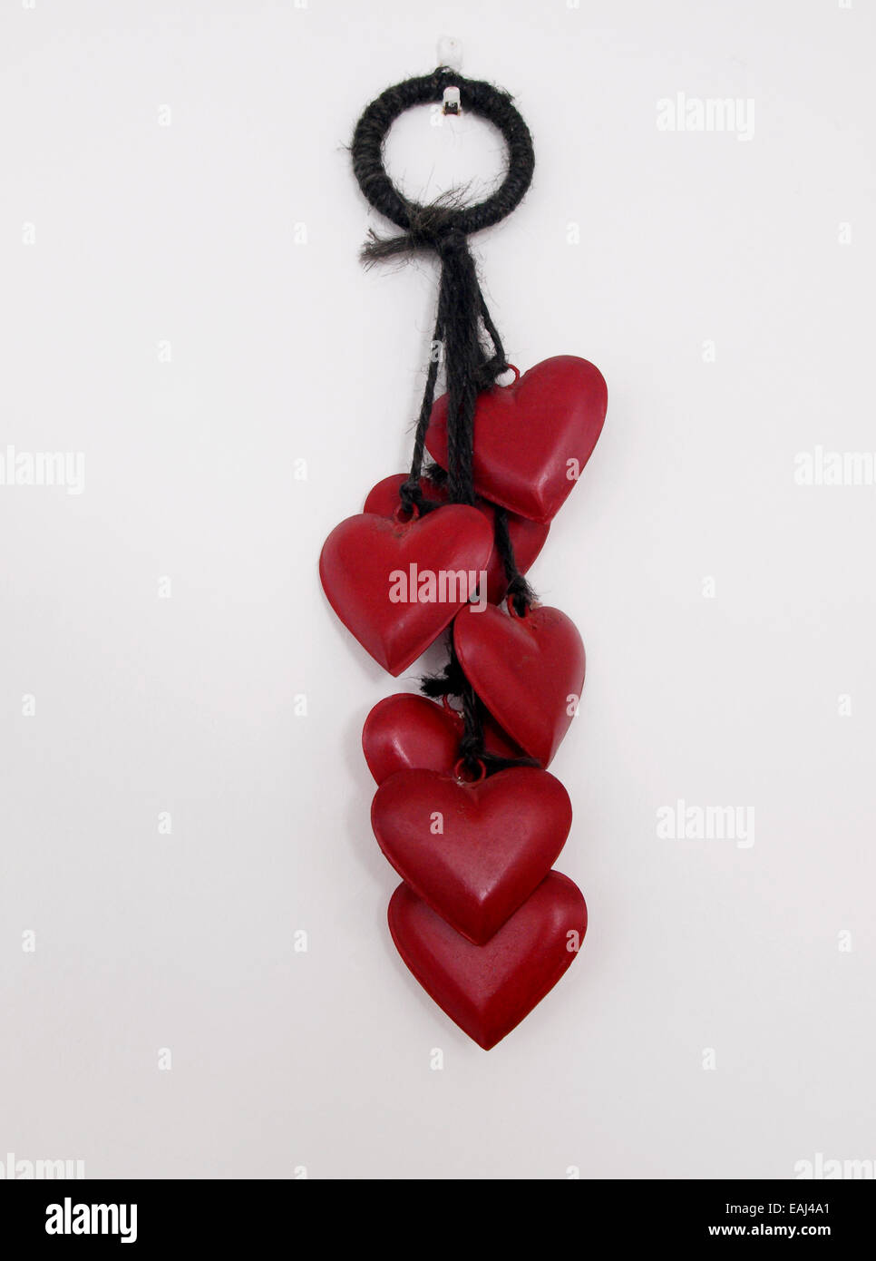 Herzen Wandbehang Ornament auf eine weiße Wand. Stockfoto