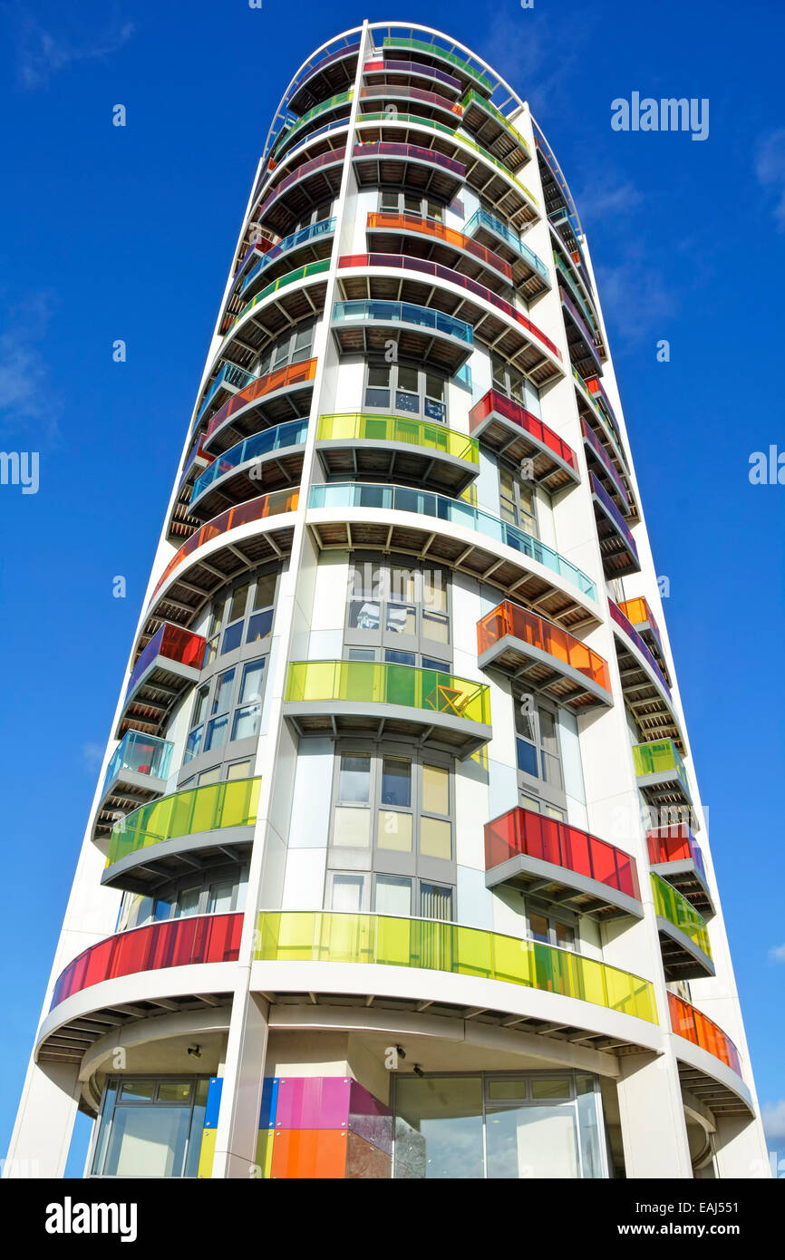 Blue Sky Moderne Architektur & Struktur Design Bunte Hochhaus-Wohnblock Häuser in Stratford Newham East London England Großbritannien Stockfoto