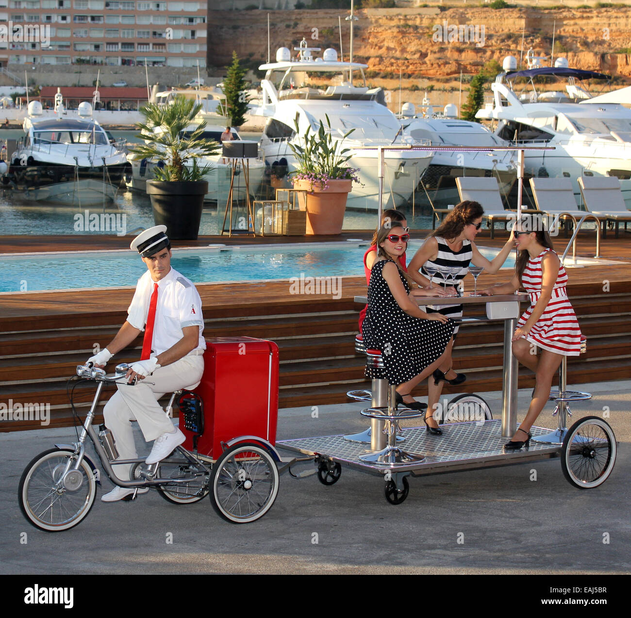 Abends Animation / Marina Seite Unterhaltung bei / in Philippe Starck entworfen Superyacht-Marina-Erweiterung - Port Adriano Marina Stockfoto