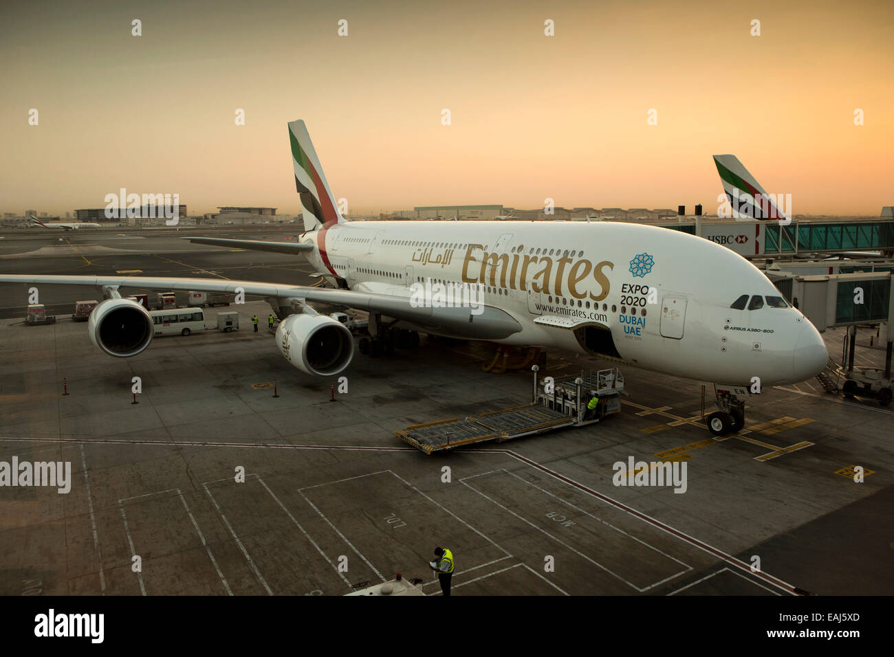 Vereinigte Arabische Emirate Dubai, Flughafen, A380-Flugzeuge auf Asphalt im Morgengrauen Stockfoto