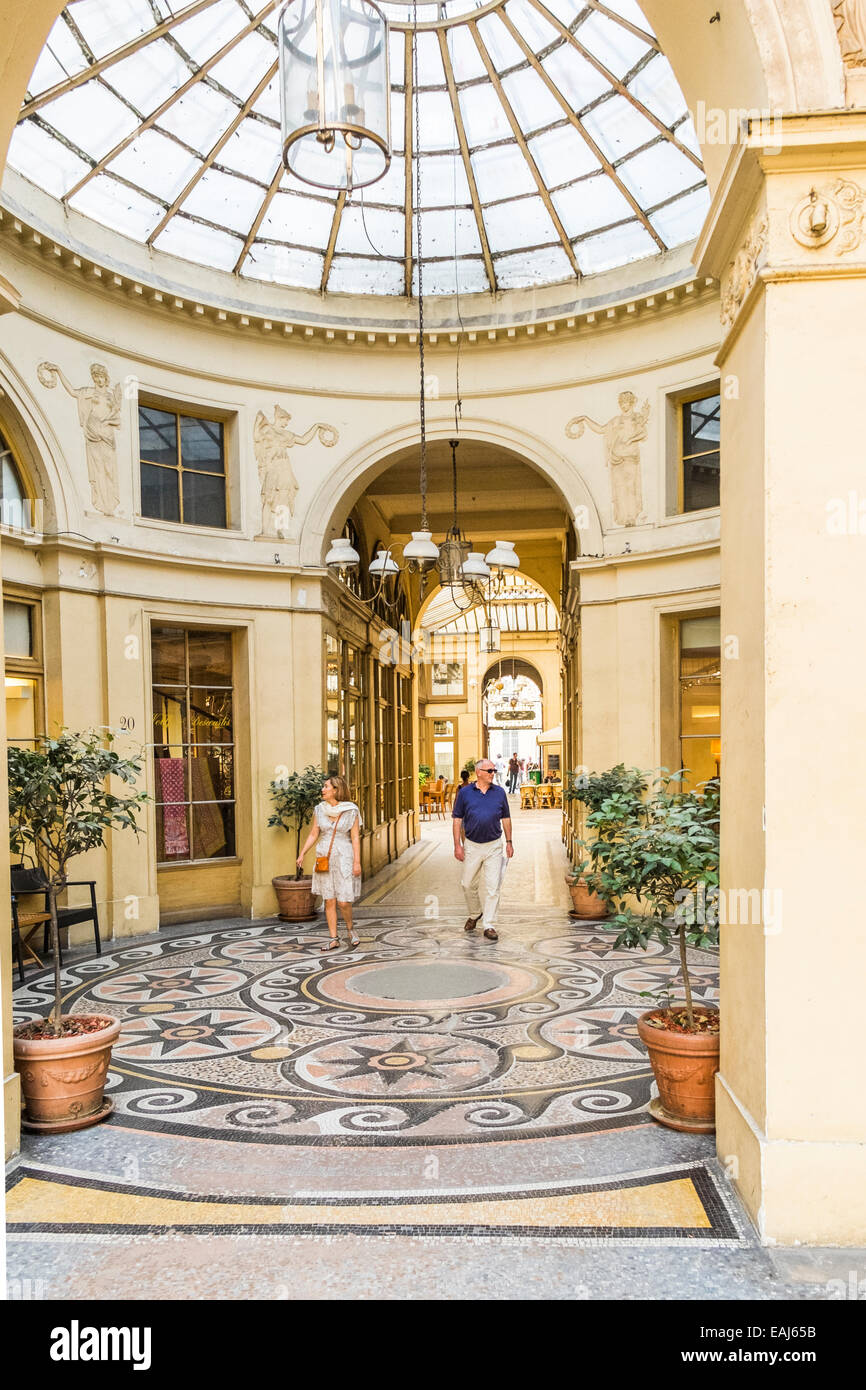 Indoor shopping mall Fotos und Bildmaterial in hoher Auflösung Alamy