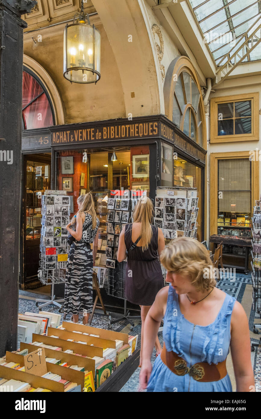 Menschen vor einem Antiquariat in der historischen indoor-Einkaufszentrum Galerie Vivienne, paris Stockfoto