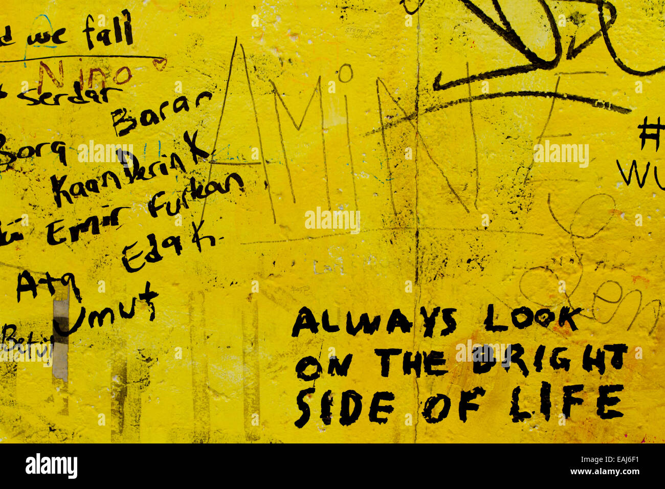 Graffiti schauen immer auf der hellen Seite des Lebens Stockfoto