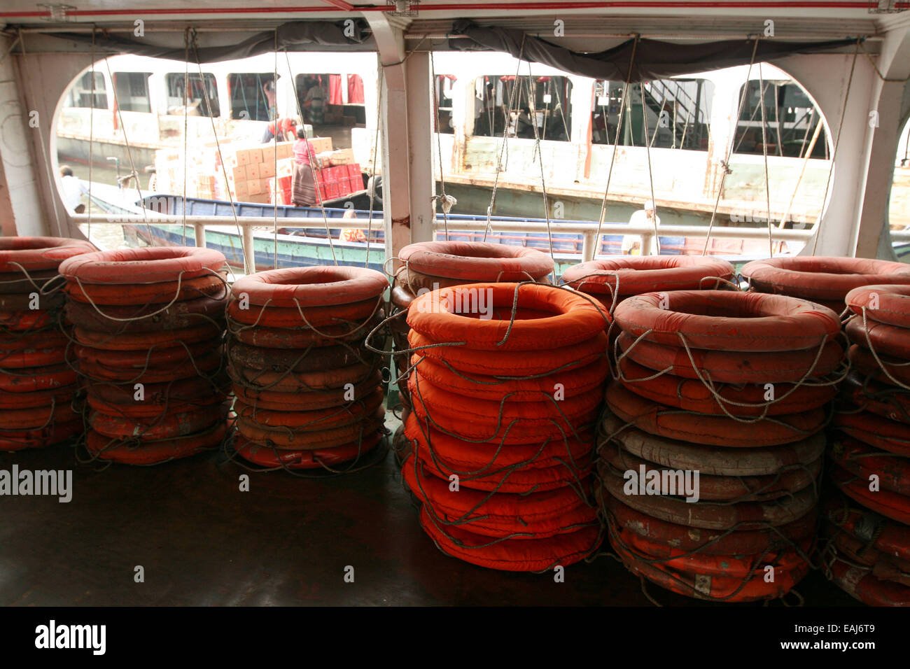 Dhaka 2014. Rettungsring (life Ring) auf Launch in Dhaka. Stockfoto
