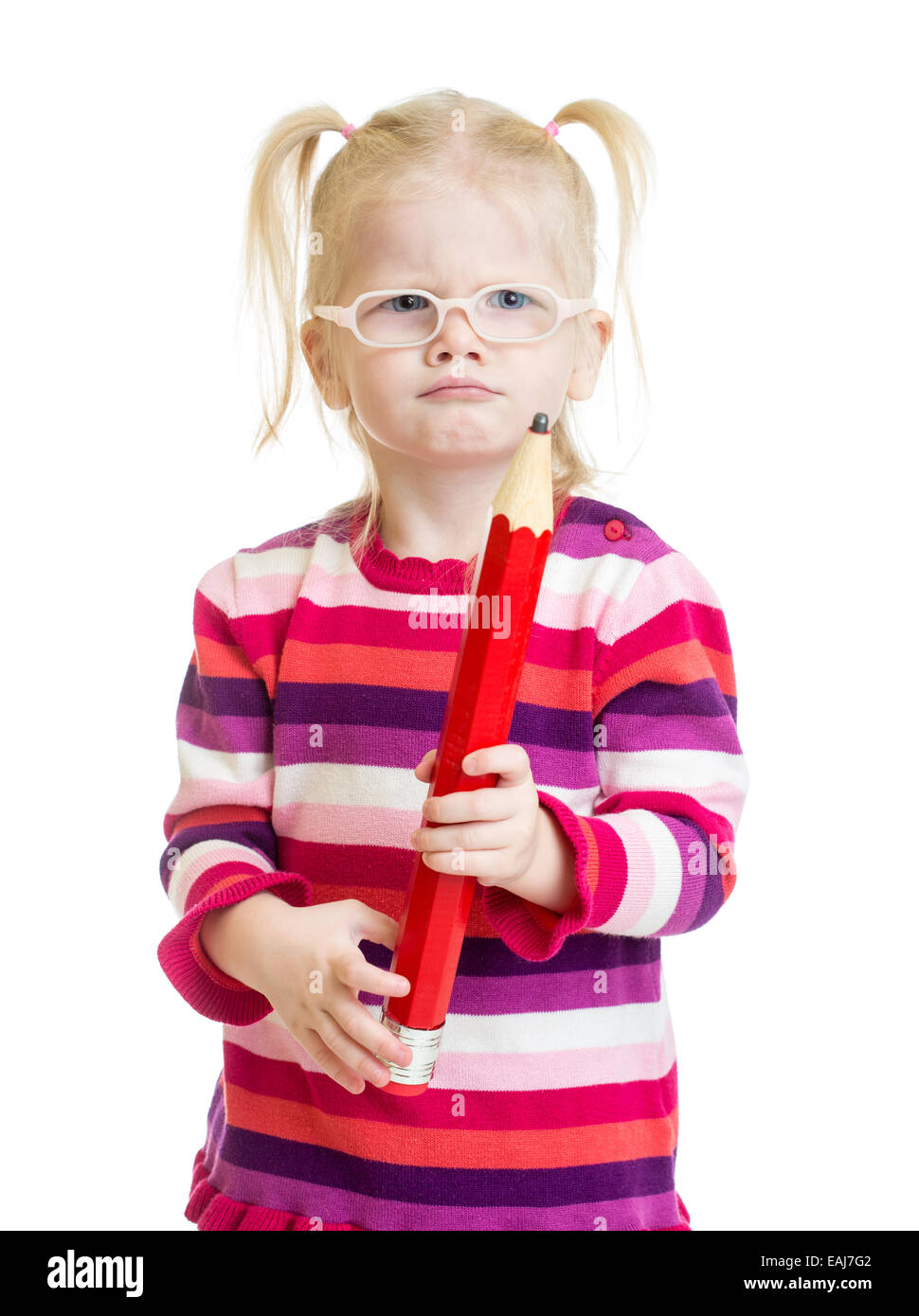 Lustige ernsthafte Kind in Brille mit rotem Stift isoliert Stockfoto