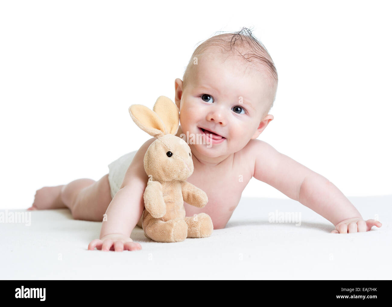 Baby Junge liegend mit Plüsch-Spielzeug Stockfoto