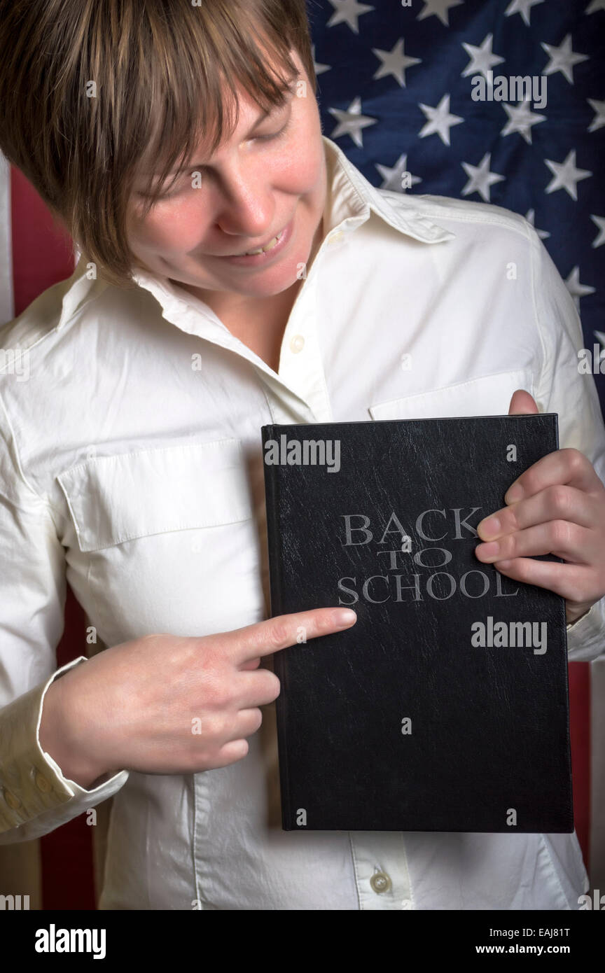 Woman Holding Buch, zurück zum Schulkonzept. Stockfoto