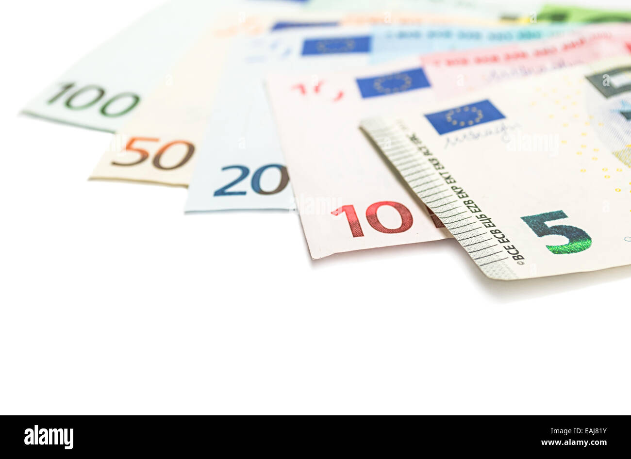 Satz von Euro-Banknoten, die isoliert auf weißem Hintergrund. Geringe Schärfentiefe. Stockfoto