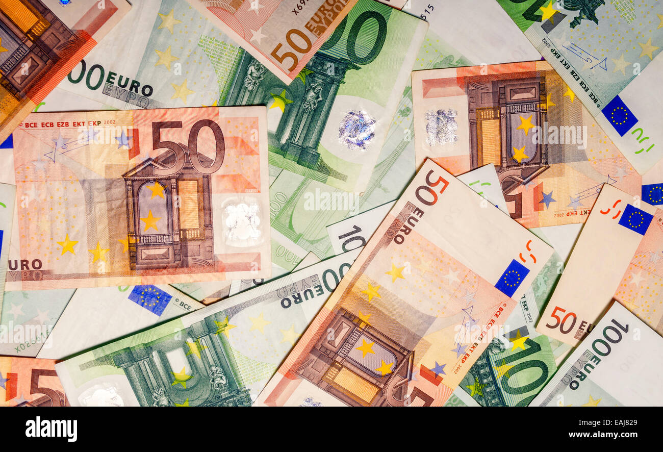 Satz von Euro-Banknoten, die isoliert auf weißem Hintergrund. Stockfoto